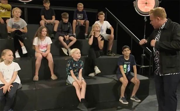 丹麥兒童節目邀請裸男裸女上節目，開放現場孩童提問好奇的問題。圖／取自YouTube