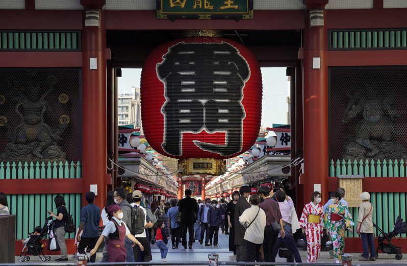 少了外國觀光客，東京淺草雷門的參觀人潮不若以往。歐新社