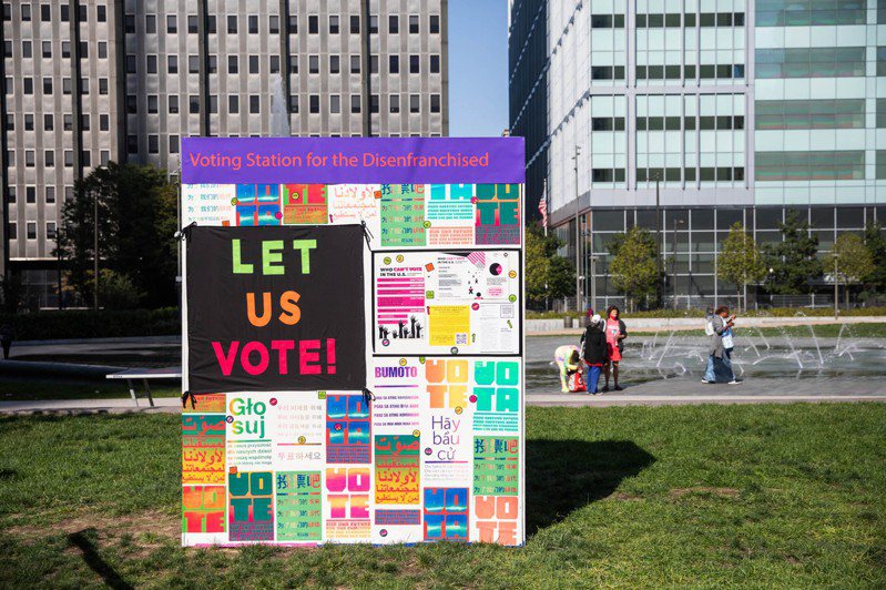 美國賓州費城市政府附近公園出現鼓勵民眾投票的裝置藝術。（法新社）
