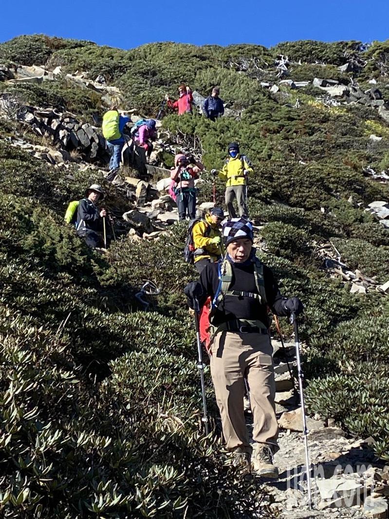 雪山是台灣第二高峰，學生在教官、志工的陪伴下，一路上坡、下坡，過程辛苦考驗意志力。記者江良誠／攝影