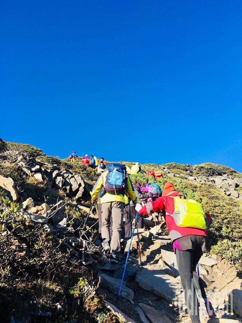 雪山是台灣第二高峰，學生在教官、志工的陪伴下，一步步走過陡峭的山路，完成登頂。圖／讀者陳來興提供