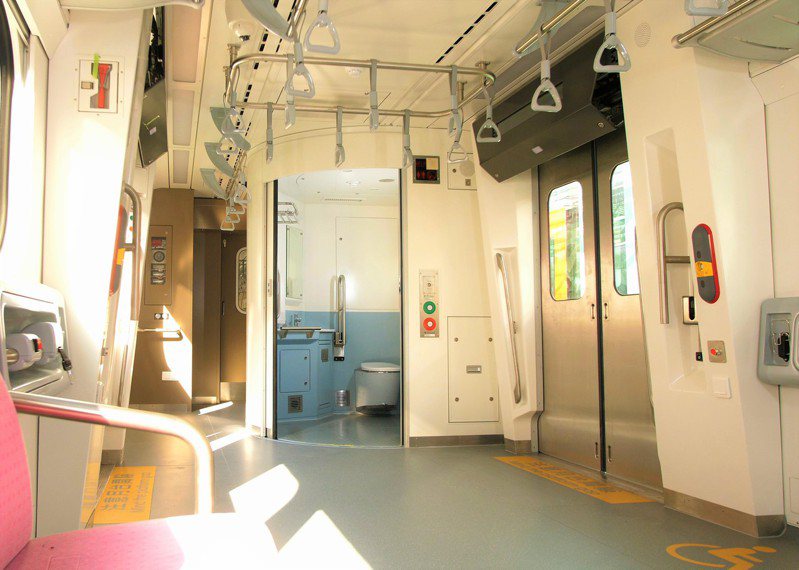 台鐵新區間車EMU900型因廁所變少挨罵。圖/台鐵提供