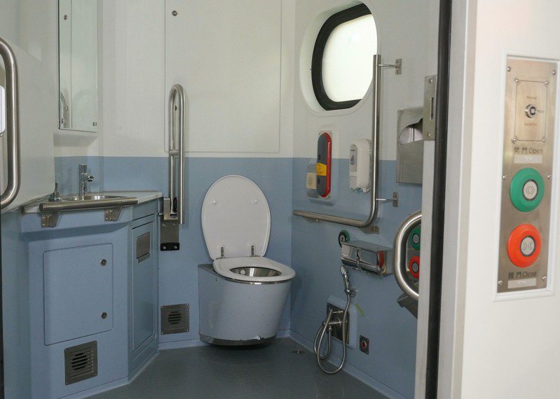 台鐵新區間車EMU900型因廁所變少挨罵。圖/台鐵提供