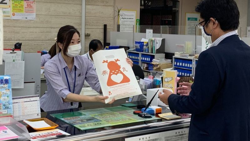 日本奈良在地企業開發用米糠做成的「鹿紙袋」。（取自BBC）