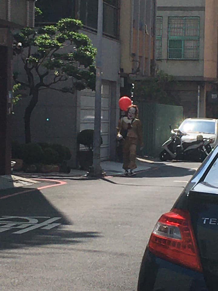 男子裝扮成電影「牠」裡的小丑，因太過逼真嚇到路人。圖擷自台南爆料公社