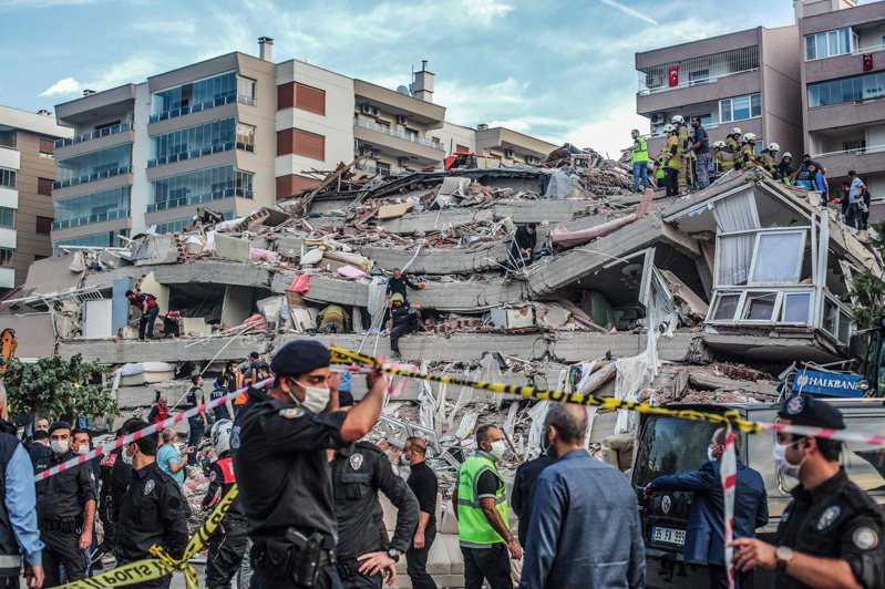 土耳其西岸和希臘部分地區卅日遭規模六點六的強震侵襲，部分建築物倒塌及引發海嘯。搜救隊隊員當天在倒塌的建築物搜尋生還者。（法新社）