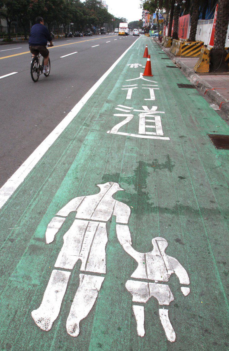 原PO認為台北交通路窄難行，綠色人行道更是大大縮減路寬。聯合報系資料照片／記者蘇健忠攝影