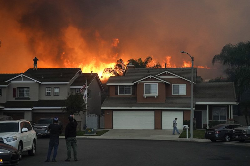 图为去年10月加州野火。美联社(photo:UDN)