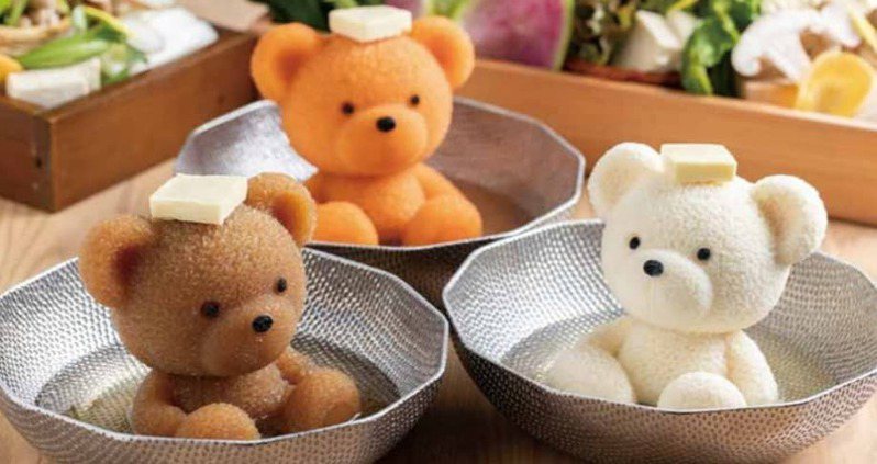 日本北海道一家涮涮鍋店，推出將湯底製成小熊造型的「溫泉小熊鍋」。圖擷取自FACEBOOK