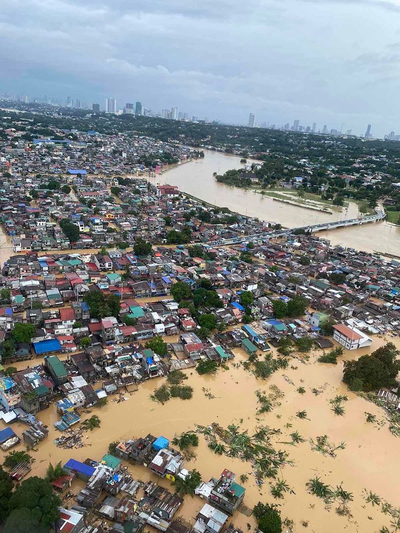 接連颱風侵襲菲律賓，馬尼拉地區災情嚴重。 法新社