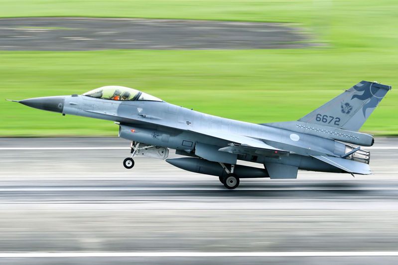 空軍證實F-16夜間例行訓練時失事，圖為失事的F-16A（機號6672）。圖/民眾提供