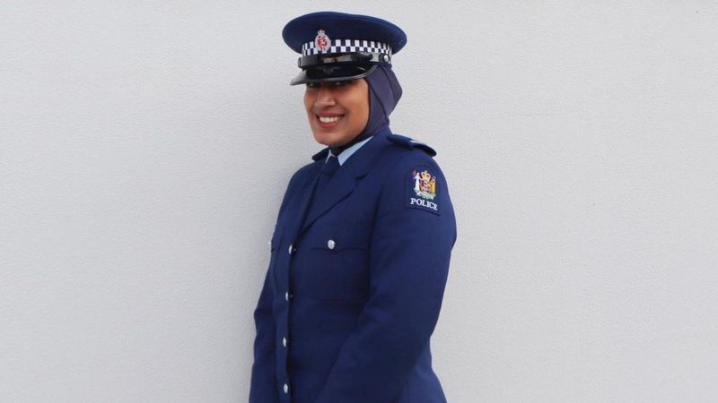 紐西蘭政府推出穆斯林女警制服，附有頭巾。（取自BBC）