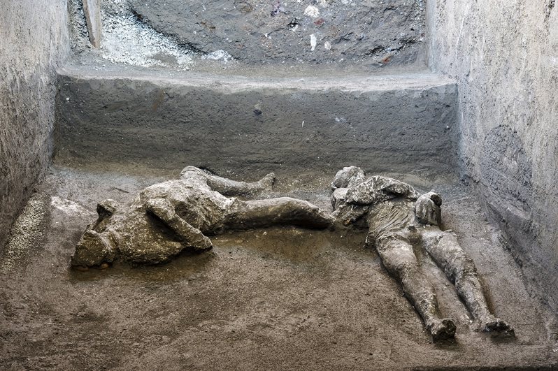 庞贝考古园区官员21日表示，考古学家挖掘庞贝城郊区的一间别墅时，发现两具男子遗体，据信是一名富人和他的奴隶。 美联社