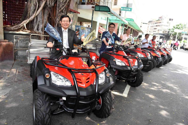 高雄鳳邑雙慈殿今年8月捐贈6輛「多功能搬運車」給市消防局，由代理市長楊明州（左一）代為受贈。圖／高市府提供