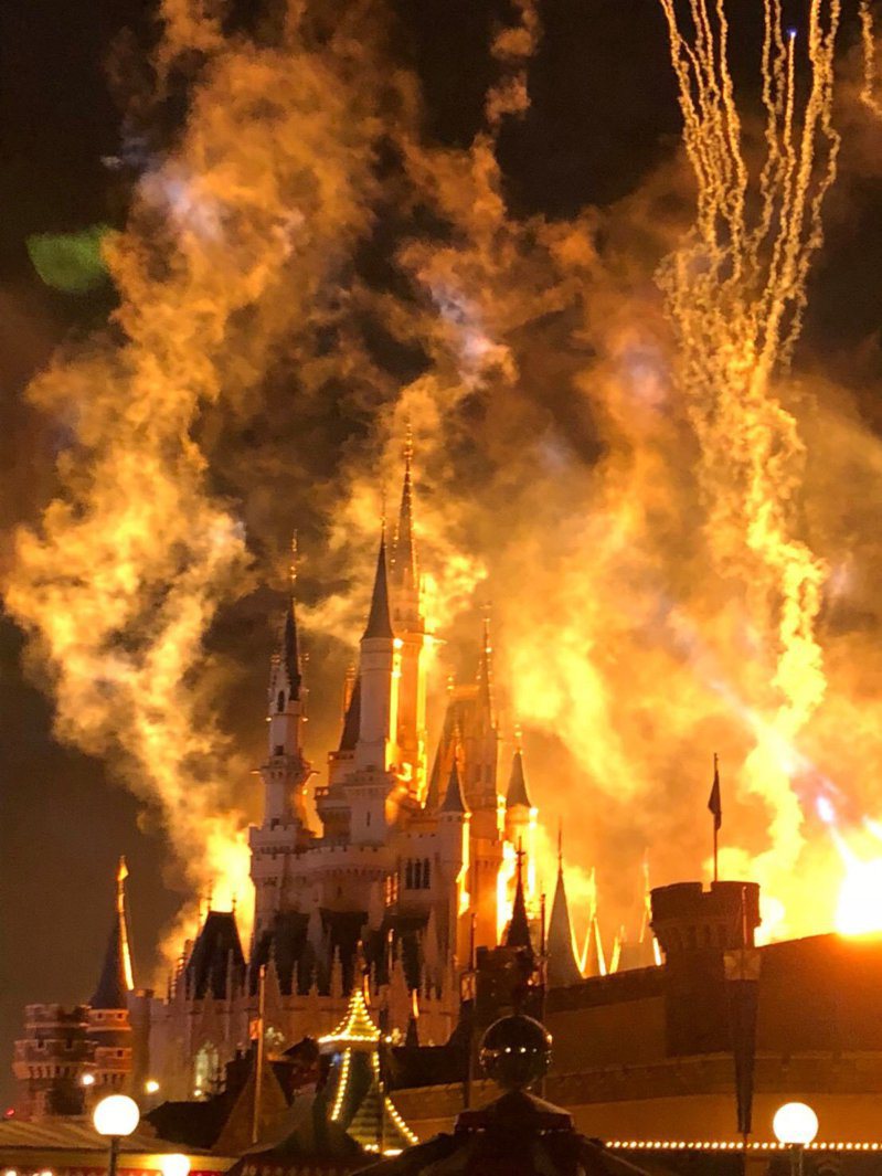 日本一名網友本來要拍灰姑娘城堡，拍出來卻彷彿置身於大火之中。圖擷取自twitter