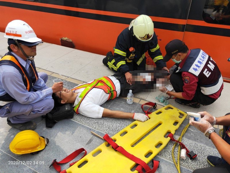 屏東縣南州火車站1名台鐵工作人員，疑在列車進站時跌落月台，剛好被進站列車車廂擦撞夾住，跌坐月台上，消防人員獲報趕至救出。記者潘欣中／翻攝