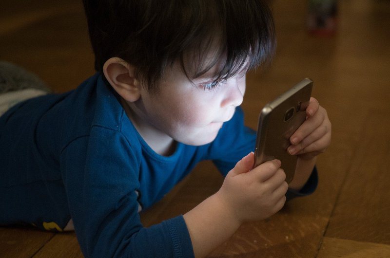 不少當代家長給小孩手機是為圖個清靜，結果誤讓孩子沉迷，親子也步向疏於溝通的陌路。圖／Pixbay