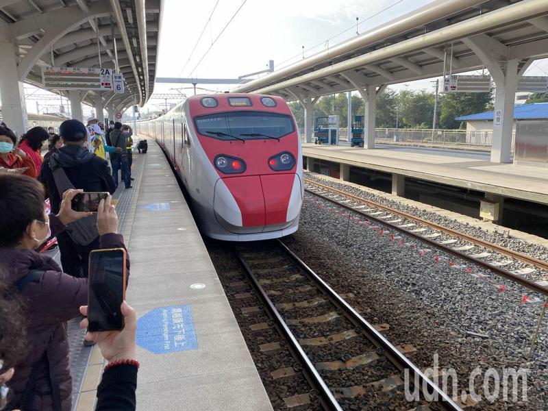 月台乘客紛紛拿起手機拍下首班南迴鐵路電氣化列車試行身影。記者陳弘逸／攝影