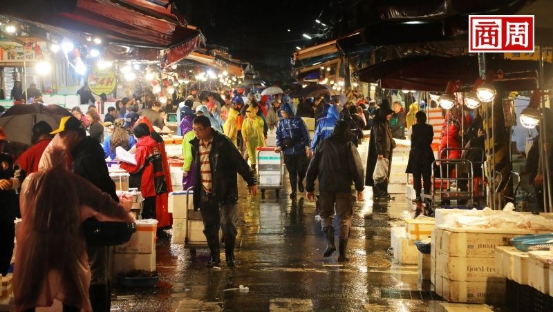 崁仔頂是北台灣最大生鮮魚貨批發市場，凌晨時分許多餐廳、廚師前來挑貨。(攝影者．楊文財)