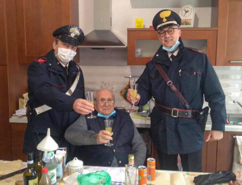 94岁阿公告诉警察他现在什么都不缺，「就差一个能跟我一起举杯庆祝圣诞节的人。」图／取自(photo:UDN)