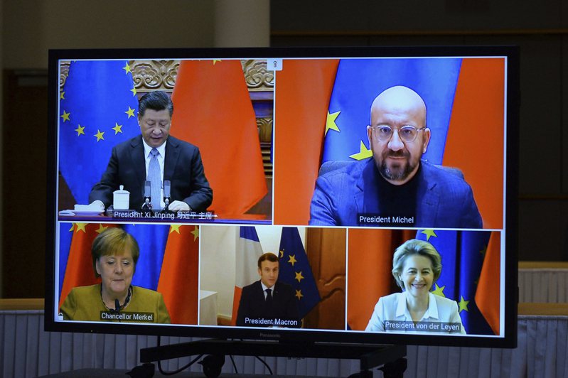 中国国家主席习近平（上左）卅日与欧洲理事会主席米歇尔（上右）、欧盟执委会主席范德赖恩（下右）、法国总统马克宏（下中）、德国总理梅克尔（下左）举行视讯会谈。（美联社）(photo:UDN)