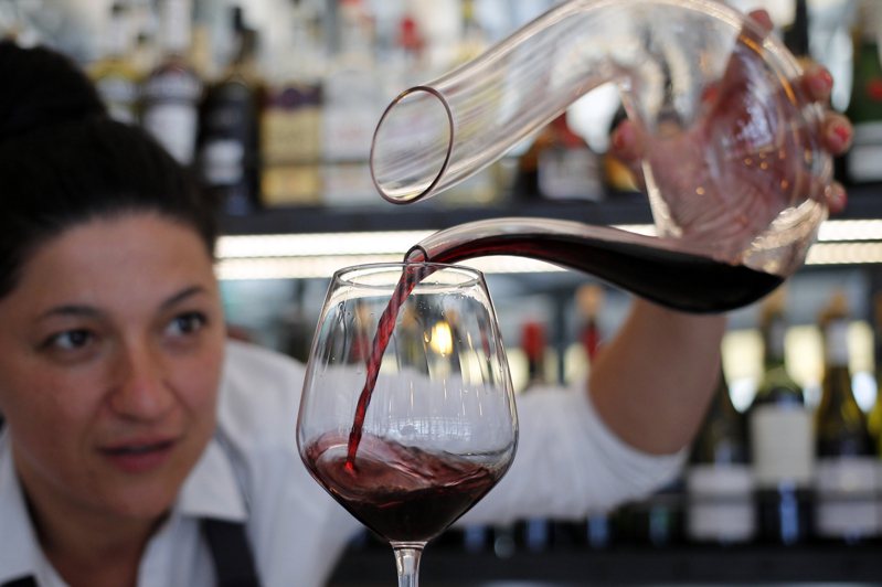 川普政府对包括欧盟的一些葡萄酒、飞机零件等产品调高关税。（美联社）（提醒您，喝酒过量有碍健康）(photo:UDN)