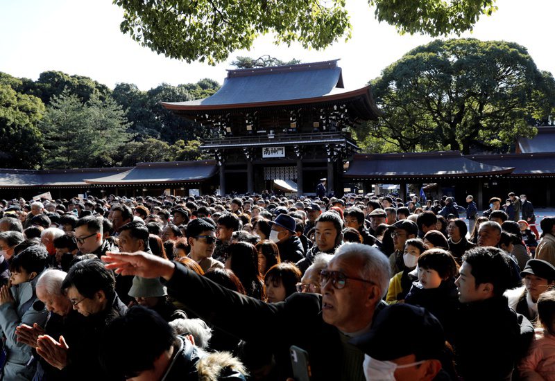 新年首日，到明治神宫参拜祈福的民众不到往年的一半。图为2020年元旦。 路透社(photo:UDN)
