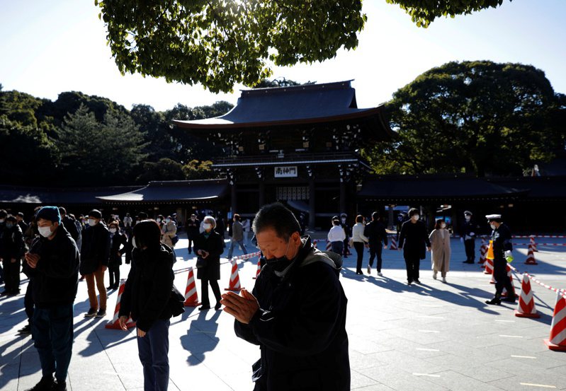 新年首日，到明治神宫参拜祈福的民众不到往年的一半。 路透社(photo:UDN)