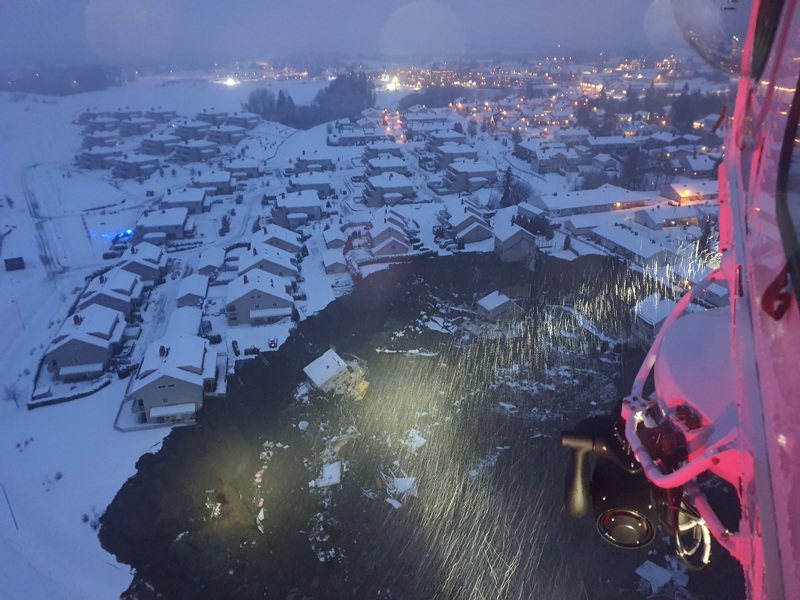 挪威南部耶尔吕姆市（Gjerdrum）辖下的艾斯克村30日晚间发生大规模崩塌灾害，搜救队伍正致力寻找仍不知去向的民众。欧新社(photo:UDN)