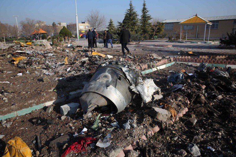 圖為去年1月烏克蘭國際航空客機在伊朗德黑蘭墜毀，殘骸四處散布，造成176人身亡。法新社