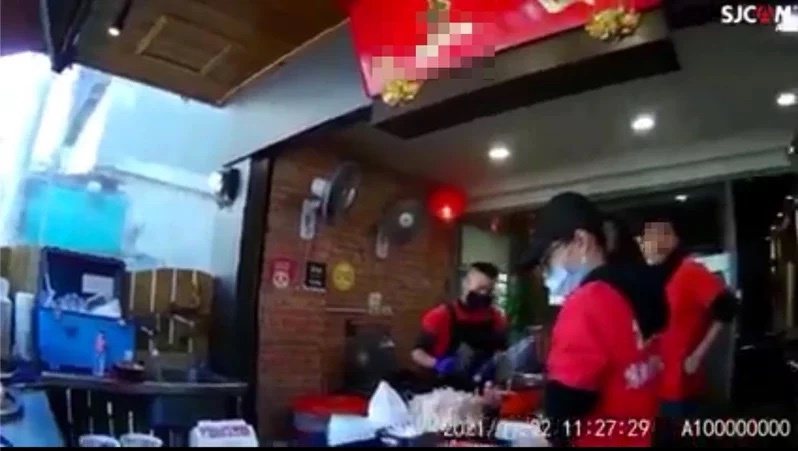 台中市一名女外送員指控昨天取餐時，遭北屯區一家餐飲店員恐嚇，女外送員將密錄器發布到臉書社團。圖／摘自臉書爆怨公社