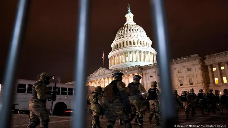 川普支持者周三闯入美国国会大厦引发暴力冲突的事件引起全球哗然。美国国会于周三（1月6日）召开联席会议，认证选举人团的票选结果。图／德国之声中文网(photo:UDN)
