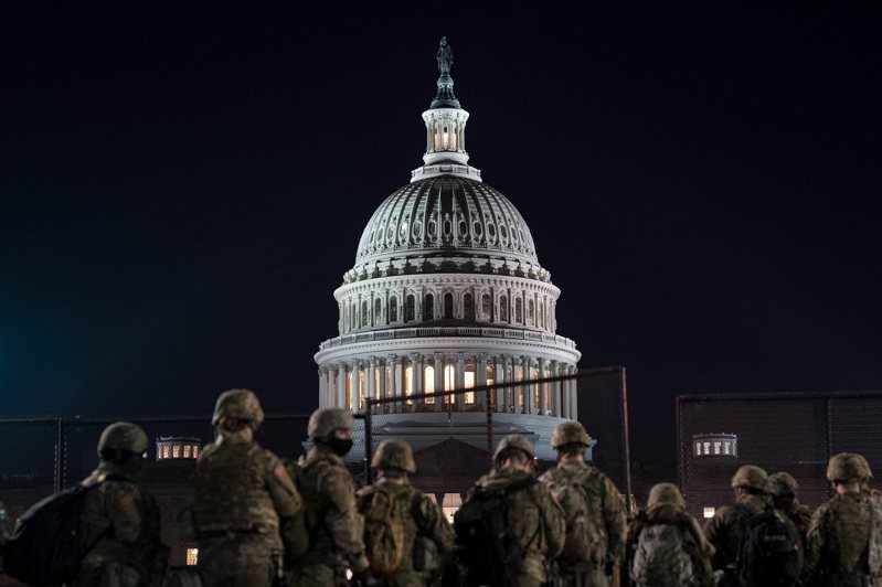 美国国民兵部队12日晚间在国会山庄外驻守。法新(photo:UDN)