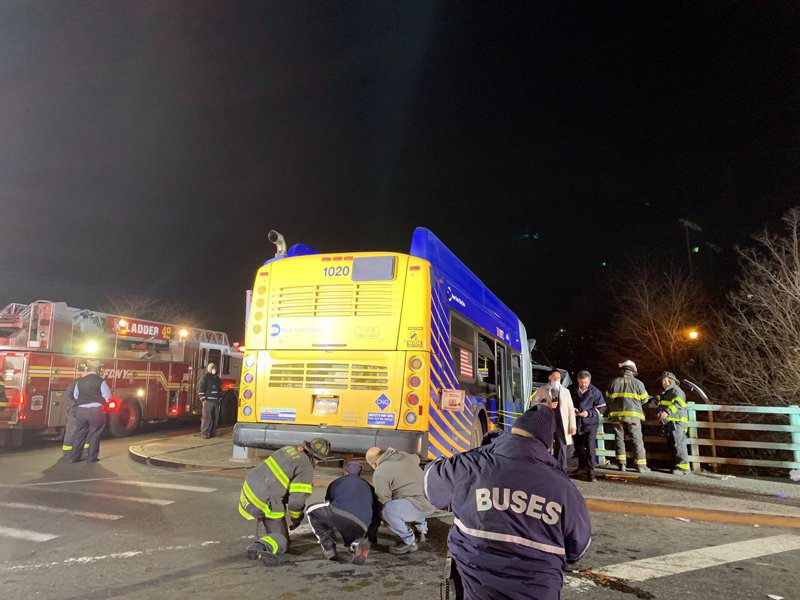 日前美国纽约发生一起离奇的巴士交通意外，造成至少7人受伤。图撷自(photo:UDN)
