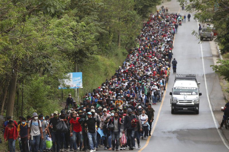 一路向北！瓜地马拉官员今天表示，至少9000名宏都拉斯移民已进入瓜国，这批移民希望最终能进入美国。美联社(photo:UDN)