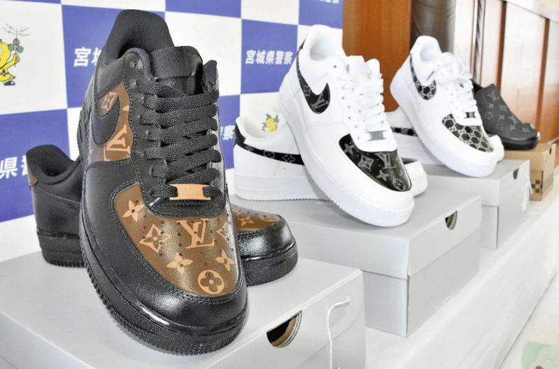 日警展示查获的假名牌鞋。图取自读卖新闻(photo:UDN)