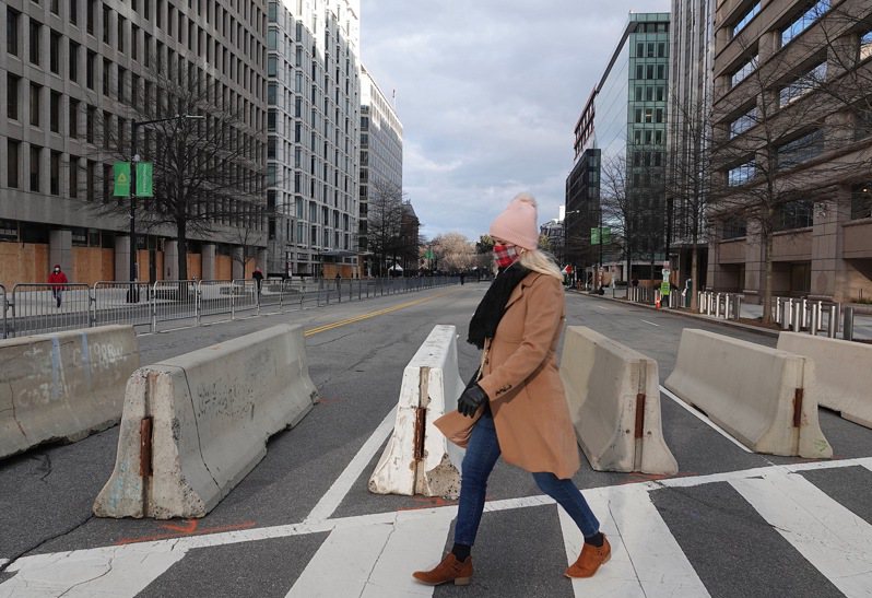 白宫所在的宾州大道上到处可见纽泽西护栏作为路障。华盛顿记者张文馨／摄影(photo:UDN)