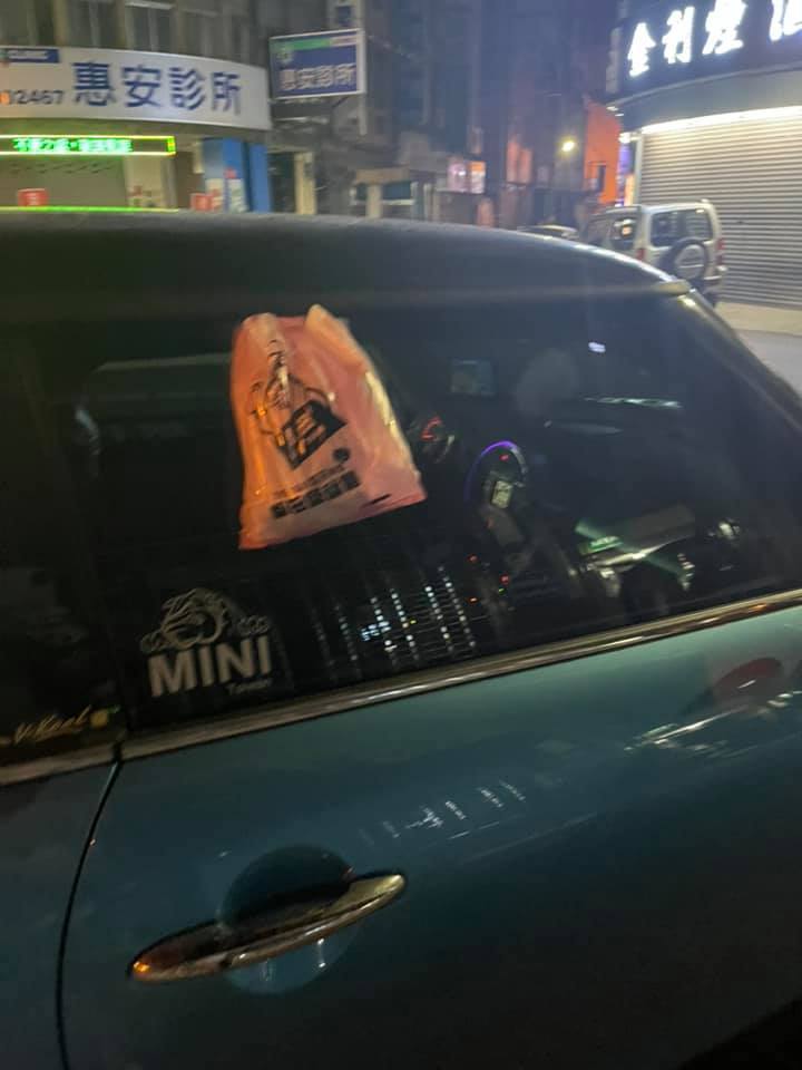原po把裝有炸物的袋子夾在車門上，就怕食物的味道殘留在車內。圖／翻攝臉書社團「爆廢1公社」