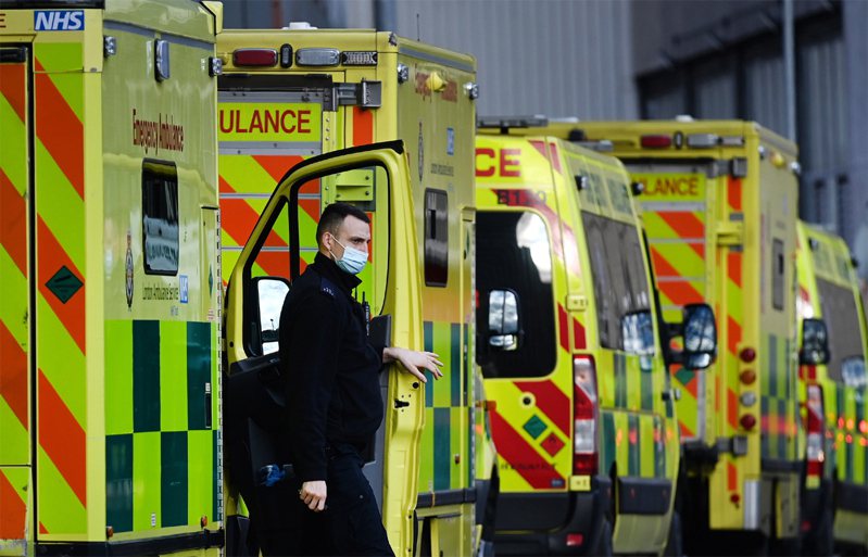 英国疫情严峻，救护车接送大量病患疲于奔命。欧新社(photo:UDN)