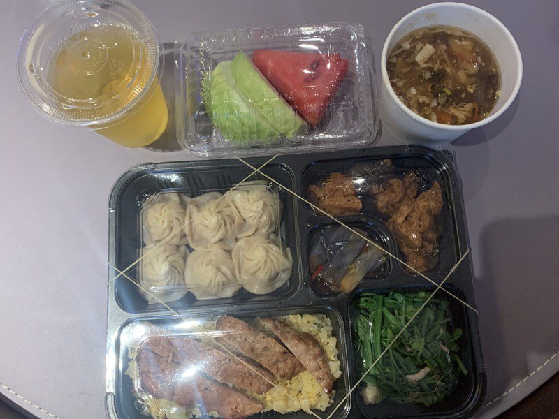 有網友也PO出自己在台北隔離吃的餐點，看起來很豪華，甚至到了雙主菜的等級，有排骨炒飯外又有湯包，還有附上湯、水果、飲品。 圖／PTT