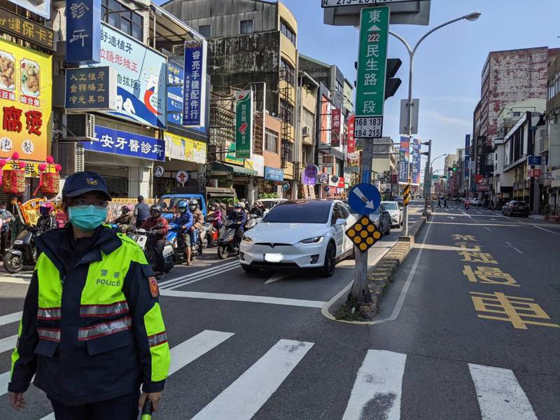 台南警方針對八大景點商圈祭出疏導管制行為，期許用路人都能平安返鄉過年、快樂出遊。記者邵心杰／翻攝