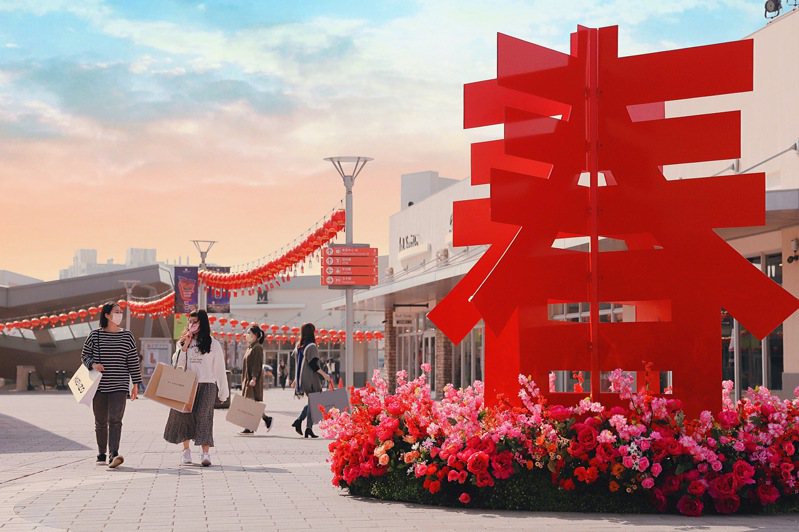 三期廣場3.3米的立體「春」字造景。圖／華泰名品城提供