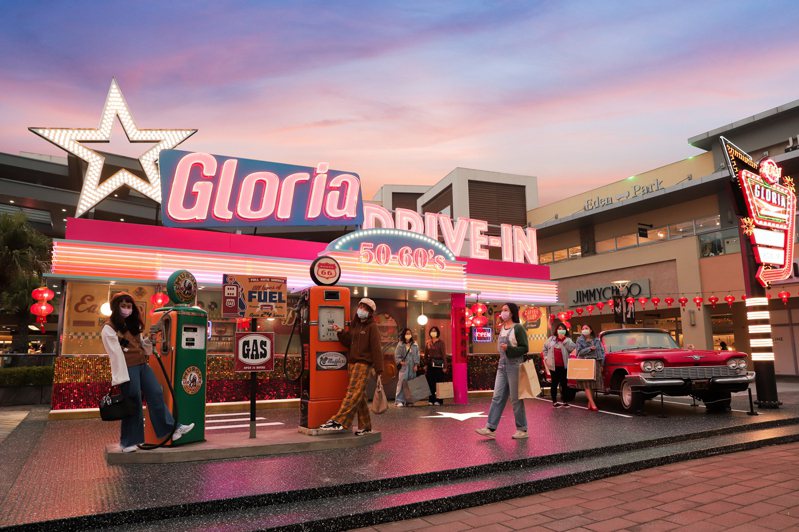 一期廣場打造美式復古公路風的「Drive-in美式搖滾快餐店」。圖／華泰名品城提供