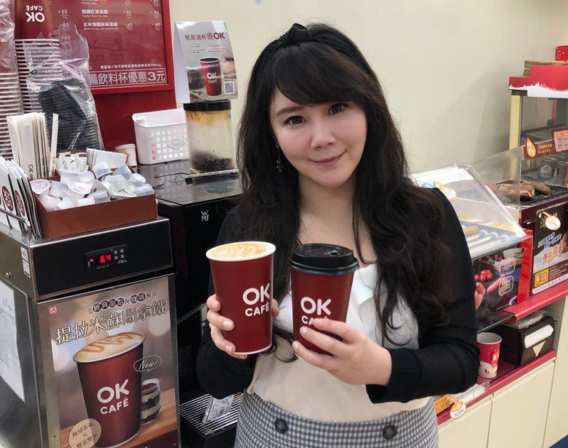 2月17日當天OKmart推出開工日限定大杯莊園美式咖啡、莊園拿鐵可享同品項買6杯送6杯。圖／OKmart提供