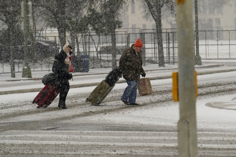 德州近日遭遇百年来最严重暴风雪，许多人家无电可用。 美联社(photo:UDN)