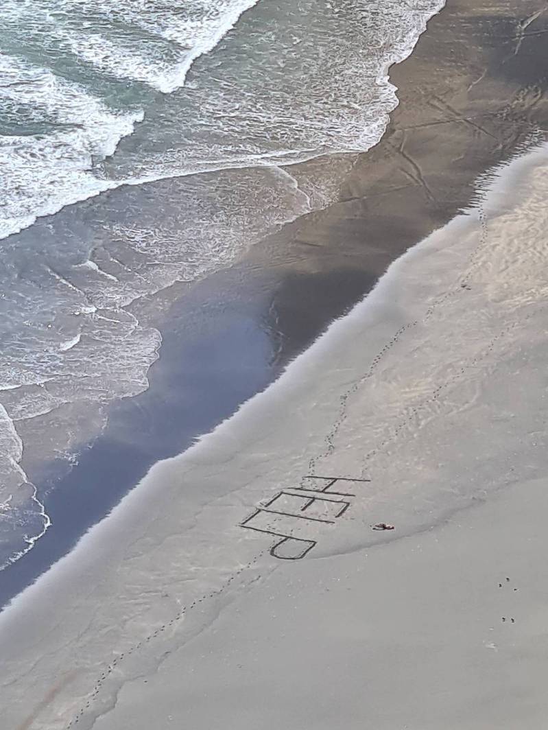 日前纽西兰一名男子冲浪时被巨浪将卷到一座杳无人烟的海滩上，就在绝望之际他突发奇想在海滩上写下了「HELP（帮助）」一词，没想到竟奇蹟般获救。图撷自(photo:UDN)