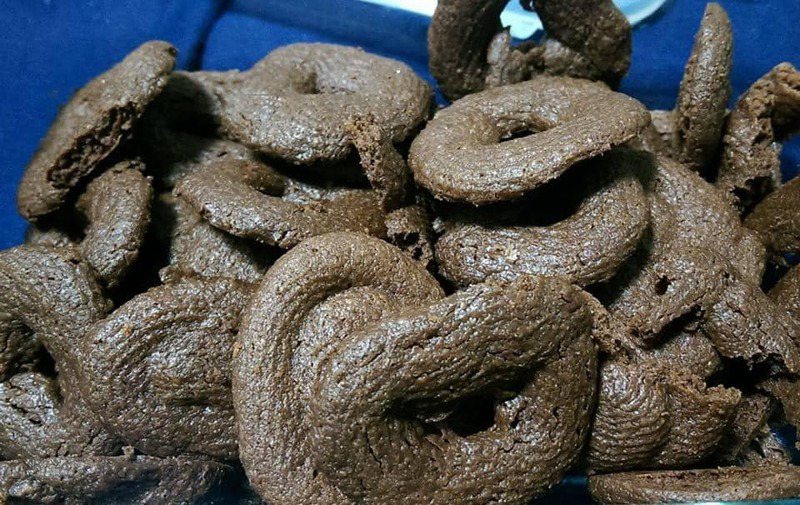 網友分享女友烤的巧克力曲奇餅乾，不過成品曝光卻嚇壞大家。圖擷自facebook