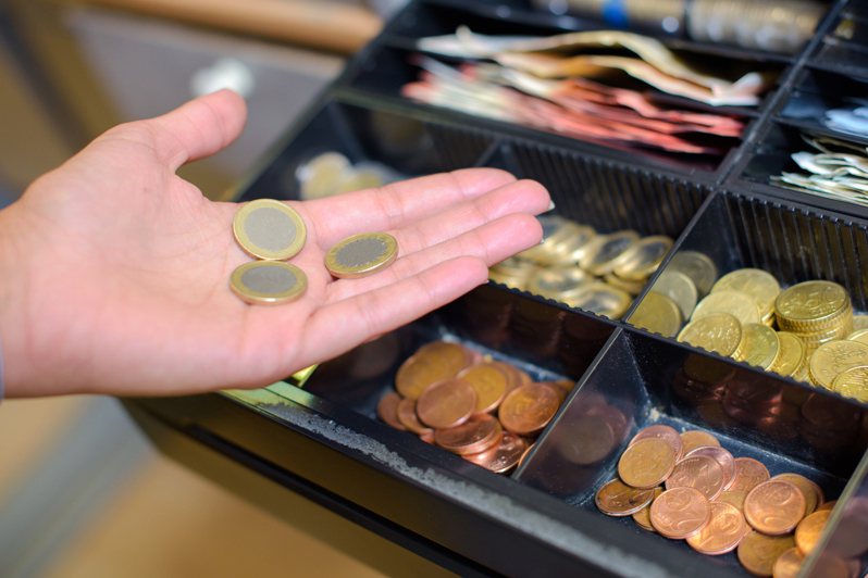 一名網友在找錢時收到客人給的10元硬幣，但該枚硬幣卻不是一般常見造型，某次甚至被店家拒收。示意圖／ingimage