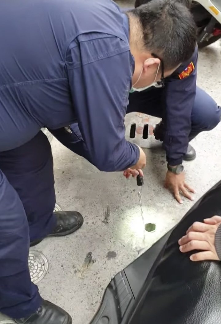 台南市陳姓婦人機車鑰匙不慎掉到水溝裡，警方義不容辭幫忙打撈，成功救援。圖／翻攝自台南爆料公社臉書