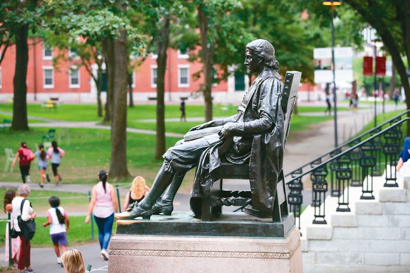 图为哈佛大学校园内创办人约翰．哈佛的雕像。图／美联社(photo:UDN)